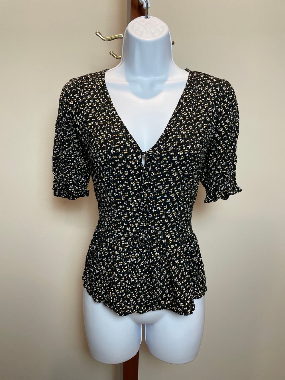 Madewell Extra Small Black Floral Blouse with V-Neck & Puff Sleeves